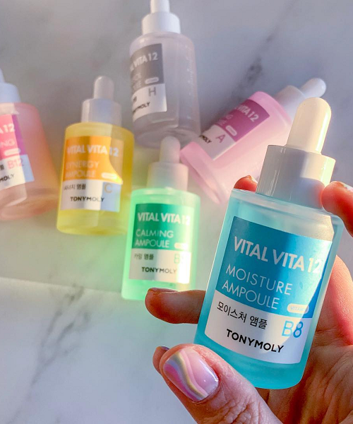Tony Moly Vital Vita 12 Synergy Ampoule Ампульная эссенция антивозрастная с витамином С и пептидами  TONYMOLY Vital Vita 12 Synergy Ampoule - anti-age эссенция с витамином С и пептидным комплексом. Способствует замедлению процессов старения кожи, помогает уменьшить глубину морщинок, выравнивает тон лица и тонизирует, питает и увлажняет кожу. Постоянное применение делает морщины менее выраженными, лицо становится светлее и моложе.
